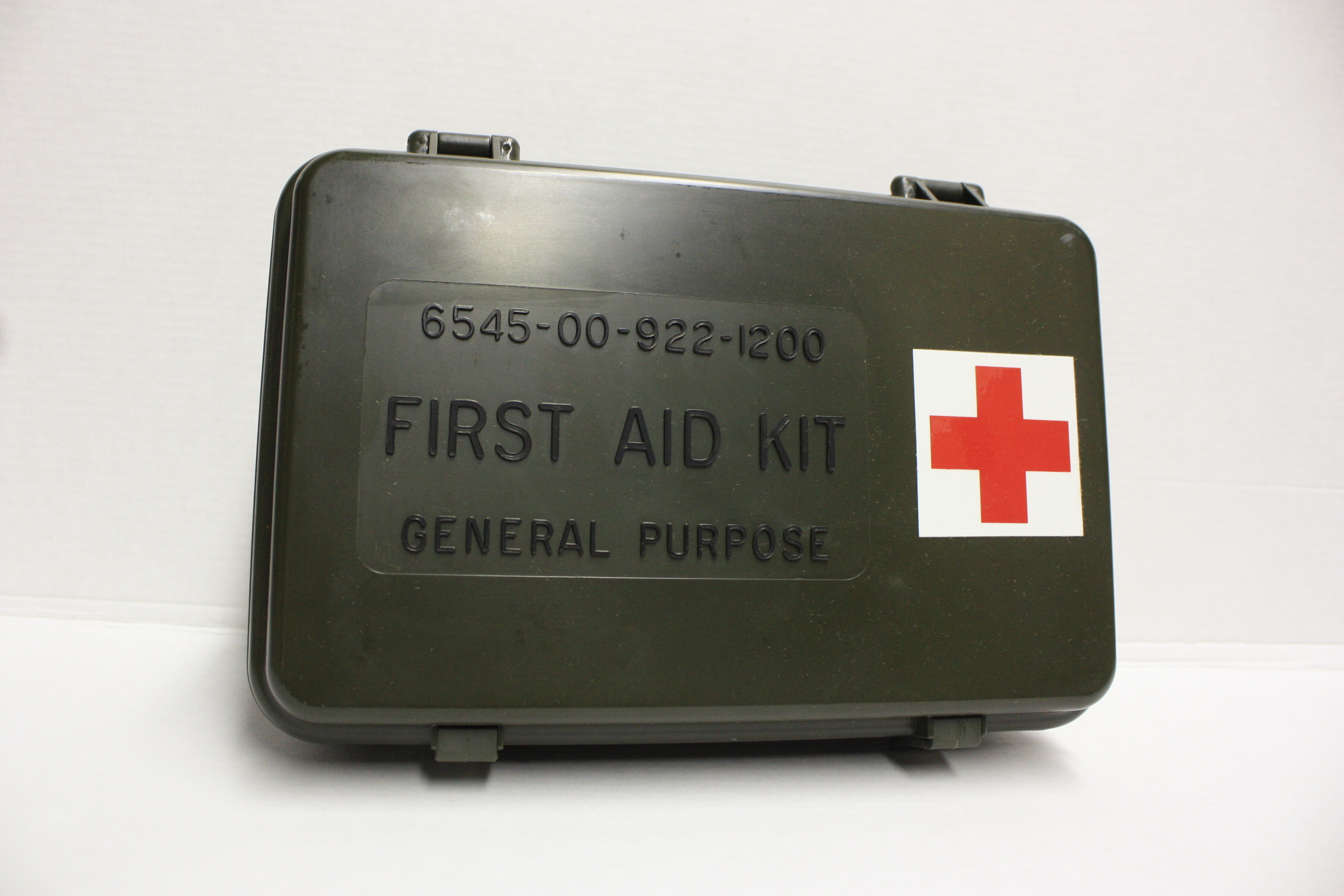 Aid kit перевод. Аптечка first Aid Kit Army. Аптечка Salewa first Aid Kit. First Aid Kit Box. Малая Полевая аптечка IFAK General purpose.