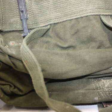 p 27095 pak581 vietnam canvas buttpack used  2