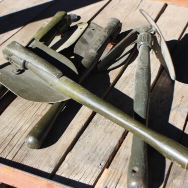 p 26361 otg150 military shovel with pick  3