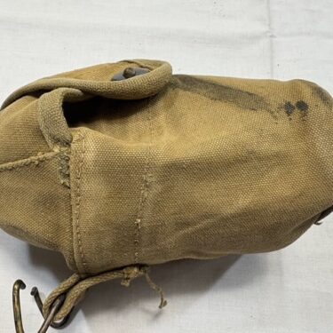 USMC WW2 Canteen Cover, Semi Circle Stamped 524 ony51 (6)